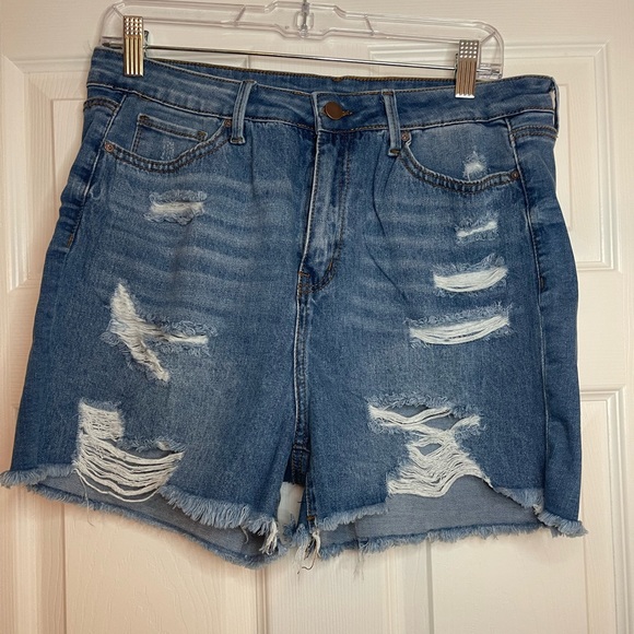 Curvy Distressed Denim Shorts. Size XL - Picture 3 of 6